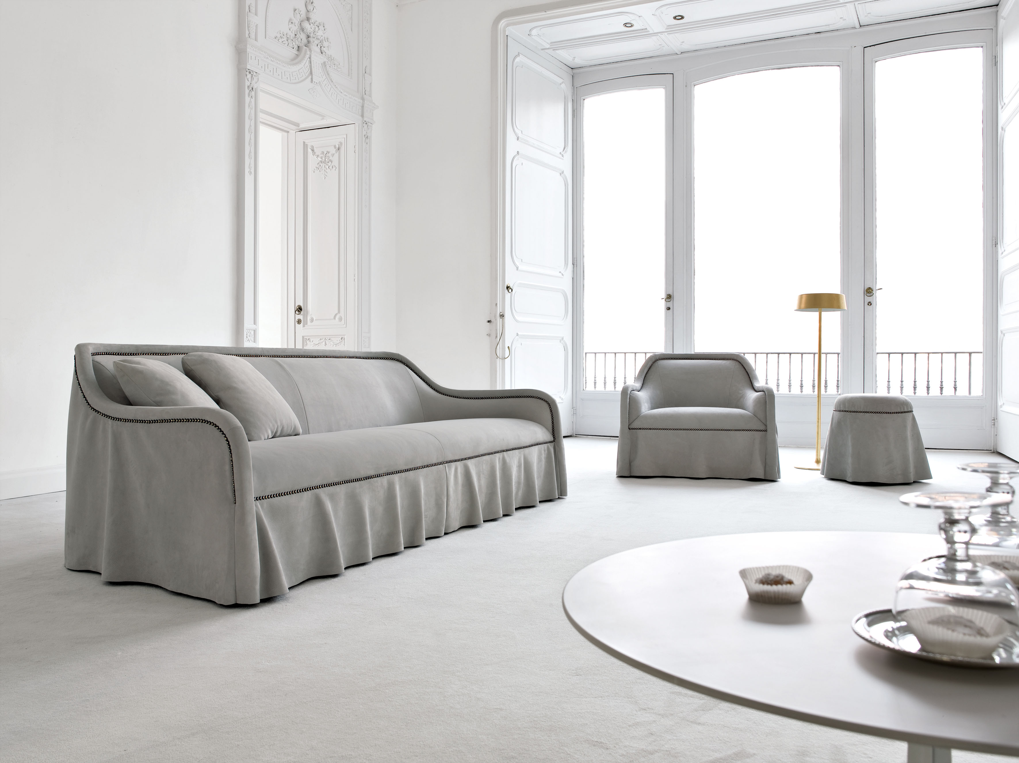 滑順柔和的輪廓線條勾勒出簡約的造型,打造出優雅慵懶